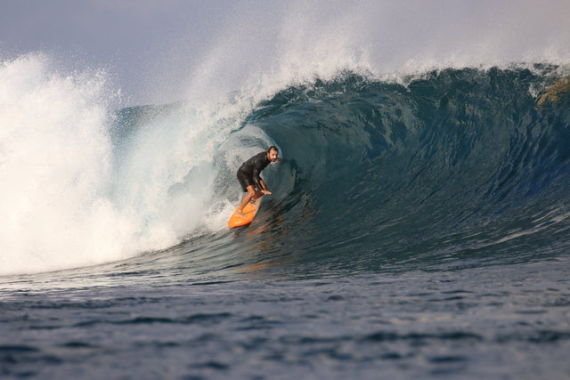 Surf e Liberdade: A Essência dos Surfistas Brasileiros da Deus Ex Machina